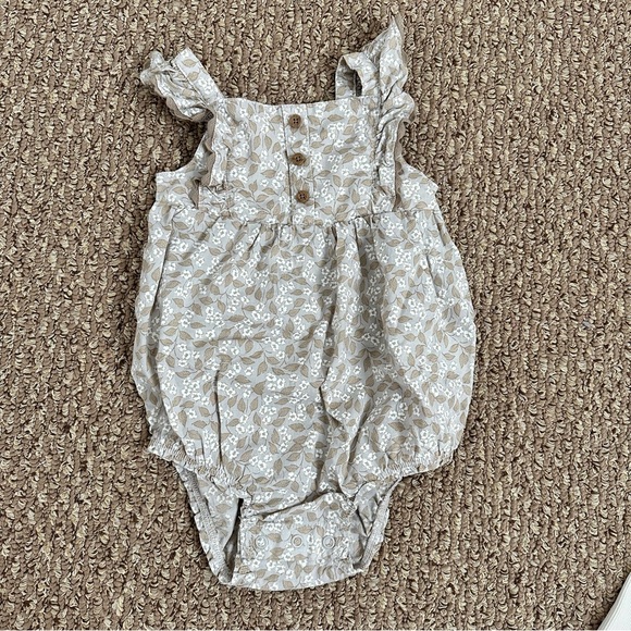 Carter’s romper - Picture 1 of 2